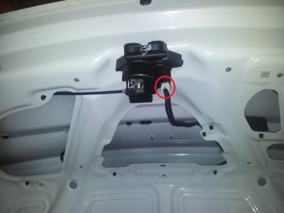 Отсоединяем колодку проводов от замка крышки багажника на автомобиле Hyundai Solaris