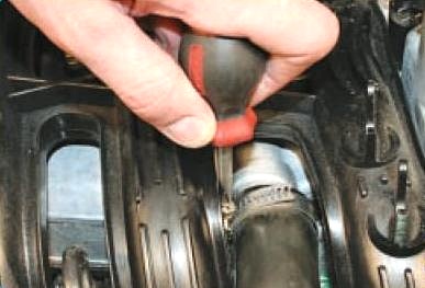 Ослабление верхнего хомута шланга вентиляции картера двигателя ВАЗ-21126 Лада Гранта (ВАЗ 2190)