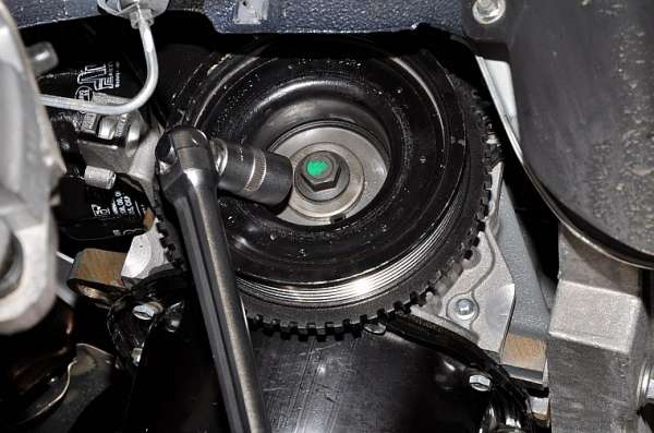 Откручивание болта крепления шкива коленчатого вала двигателя ВАЗ-21126 Лада Гранта (ВАЗ 2190)