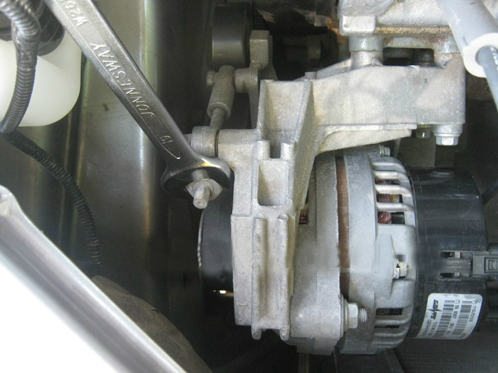 Ослабление затяжки контргайки на штоке натяжителя ремня генератора Лада Гранта (ВАЗ 2190)