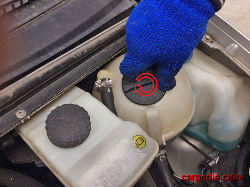 Открутить крышку бачка охлаждающей жидкости на автомобиле Mercedes-Benz Vito W639 2007