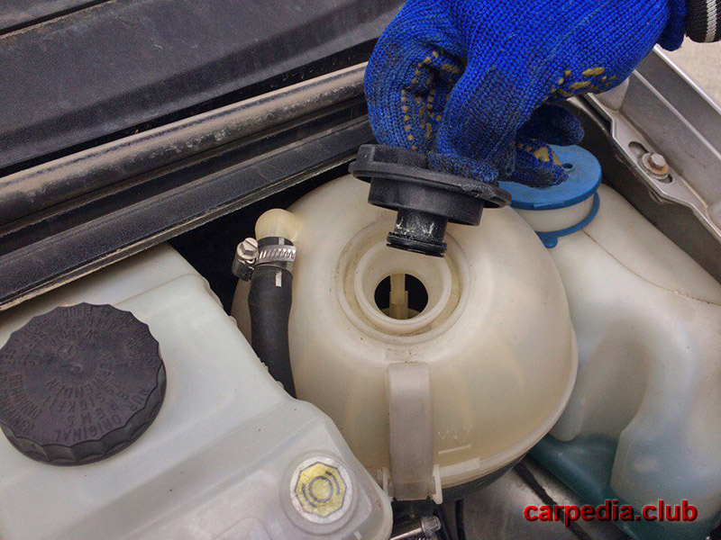 Снять крышку бачка охлаждающей жидкости на автомобиле Mercedes-Benz Vito W639 2007