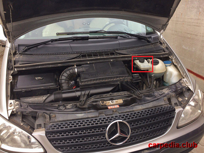 Расположение бачка тормозной жидкости на автомобиле Mercedes-Benz Vito W639 2007