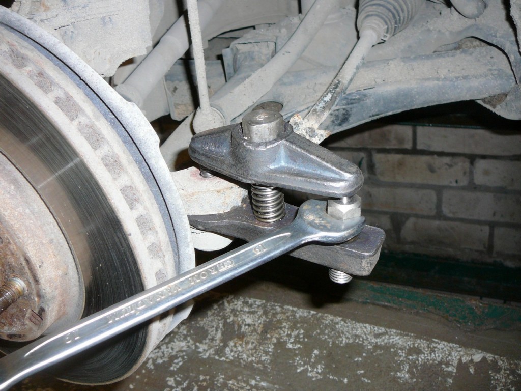 Выпресовывание наконечника из поворотного кулачка Mitsubishi Lancer