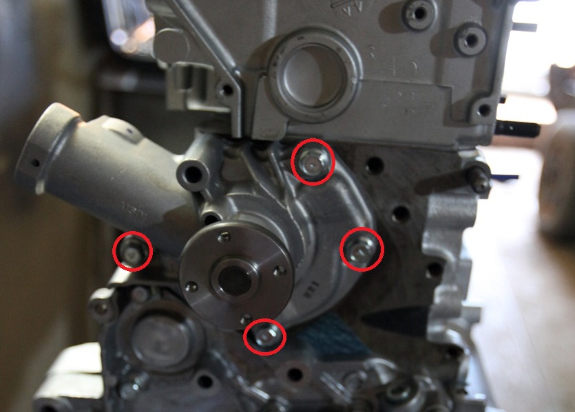 Размещение болтов крепления насоса системы охлаждения двигателя 4G63 Mitsubishi Outlander I