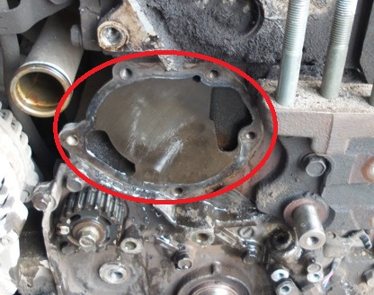 Загрязненная привалочная поверхность блока цилиндров для крепления насоса охлаждающей жидкости двигателя Mitsubishi Outlander I