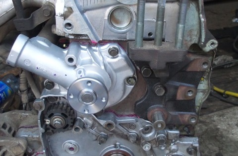 Установленный насос системы охлаждения двигателя Mitsubishi Outlander I