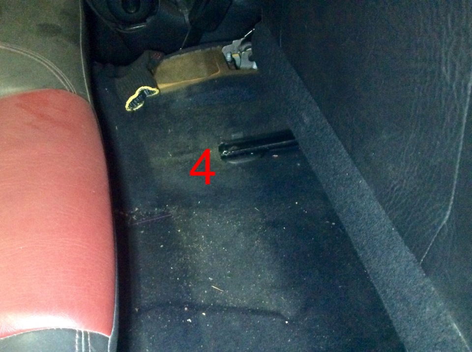 Выверните последний болт заднего крепления опорных кронштейнов направляющих салазок сиденья к основанию кузова на автомобиле Hyundai Solaris