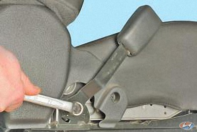 Выверните болт крепления замка ремня безопасности к сиденью на автомобиле Hyundai Solaris