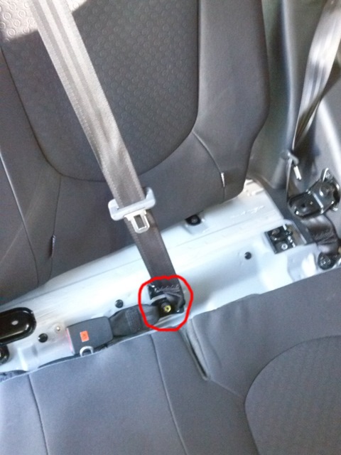 Выверните болт крепления заднего центрального ремня безопасности на автомобиле Hyundai Solaris