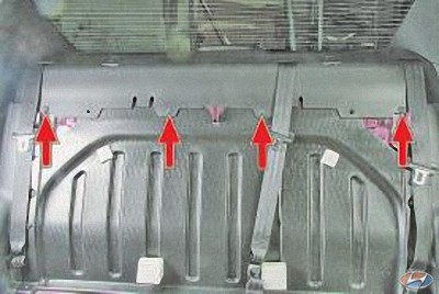 Так расположены фиксаторы крепления панели, отделяющей салон от багажника на автомобиле Hyundai Solaris