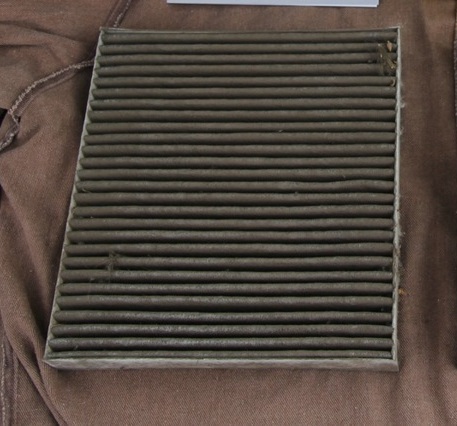 Снятый загрязненный фильтрующий элемент салонного фильтра Mitsubishi Outlander XL
