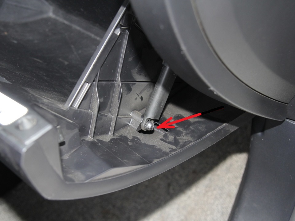 Размещение крепления штанги ограничителя открывания вещевого ящика Mitsubishi Outlander XL