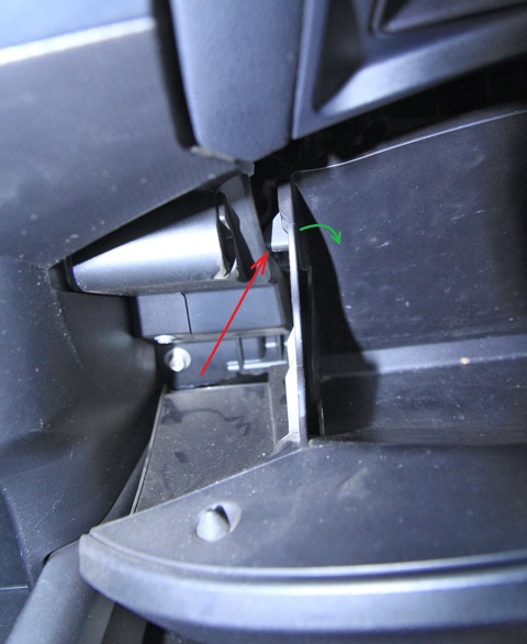 Направление отгибания левого ограничителя открывания вещевого ящика Mitsubishi Outlander XL