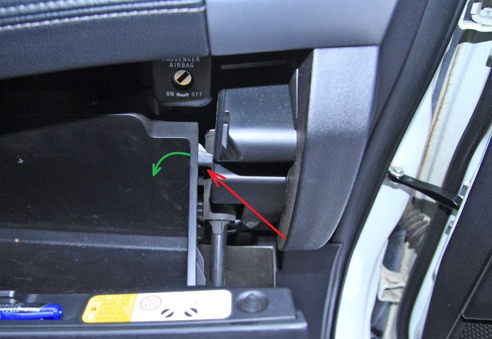 Направление отгибания правого ограничителя открывания вещевого ящика Mitsubishi Outlander XL