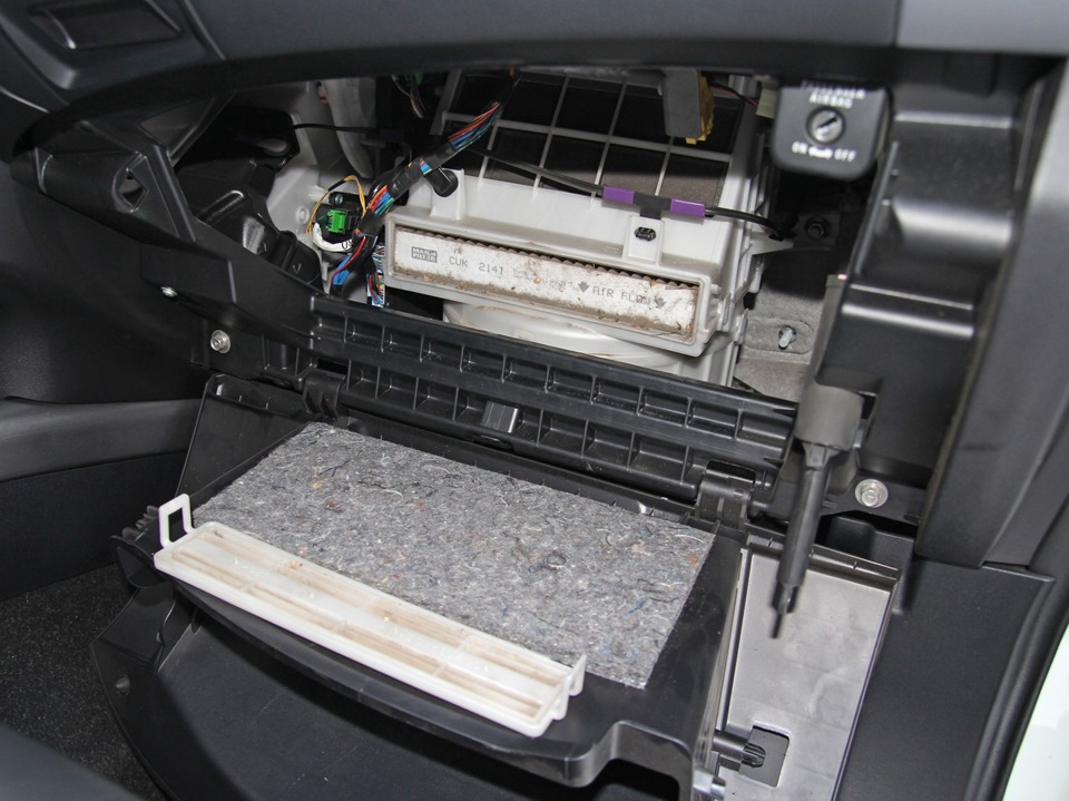 Снятая крышка корпуса салонного фильтра Mitsubishi Outlander XL