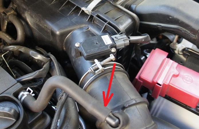 Размещение крепления шланга вентиляции картера к патрубку впускного шланга двигателя 4B11 Mitsubishi Outlander XL