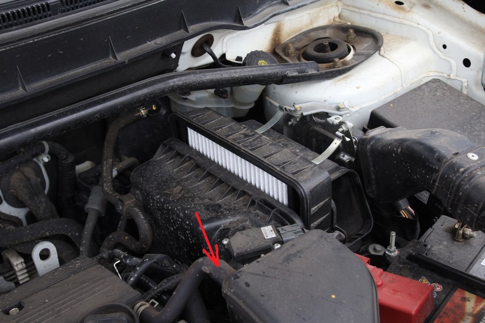Размещение крепления шланга вентиляции картера к резонатору впускного тракта двигателя 4B12 Mitsubishi Outlander XL