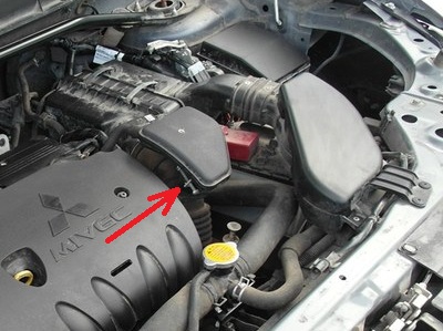 Размещение хомута крепления резонатора к патрубку впускного шланга двигателя 4B12 Mitsubishi Outlander XL
