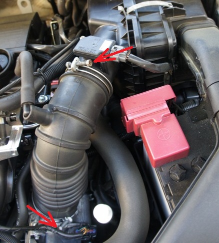 Размещение хомутов крепления впускного шланга к патрубку воздушного фильтра и дроссельной заслонке двигателя 4B12 Mitsubishi Outlander XL