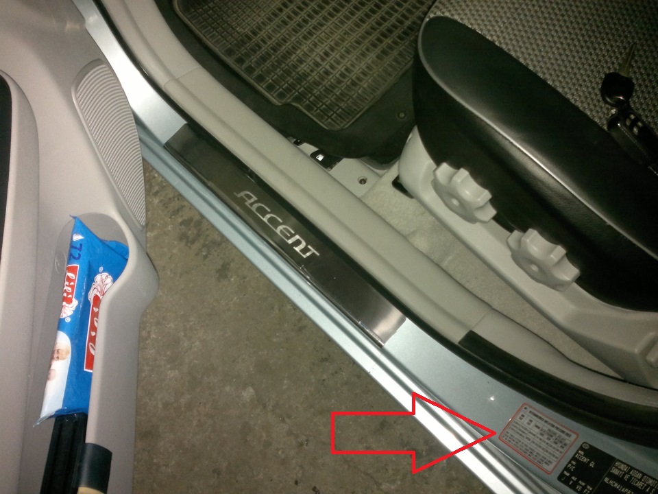 Табличка рекомендуемого давления в шинах на автомобиле Hyundai Accent MC
