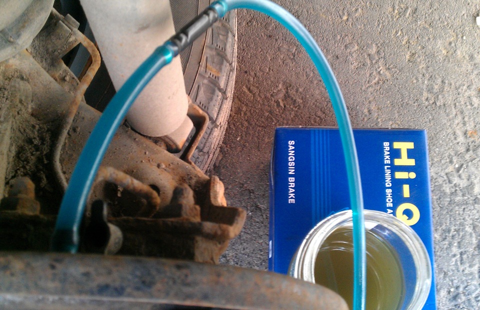 Надевание шланга на штуцер прокачки тормозного цилиндра заднего колеса Daewoo Nexia N150
