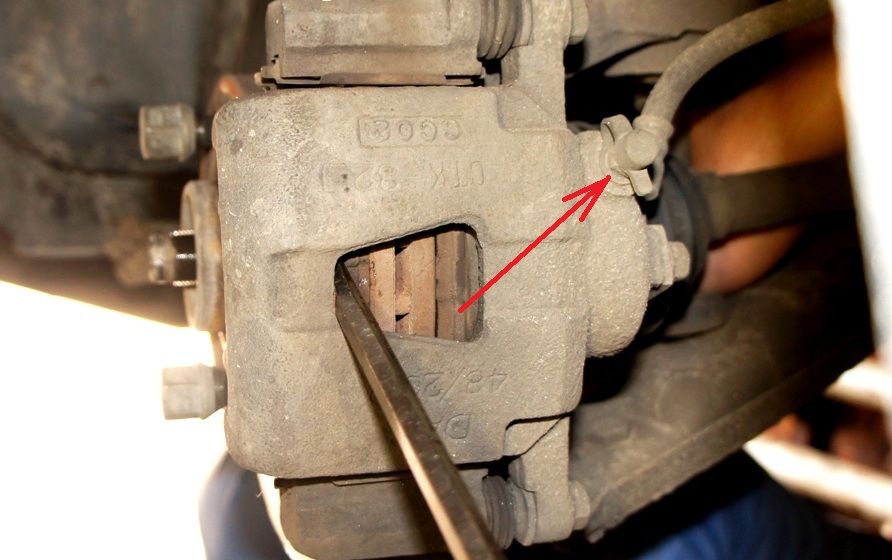 Размещение защитного колпачка штуцера прокачки тормозного цилиндра переднего колеса Daewoo Nexia N150