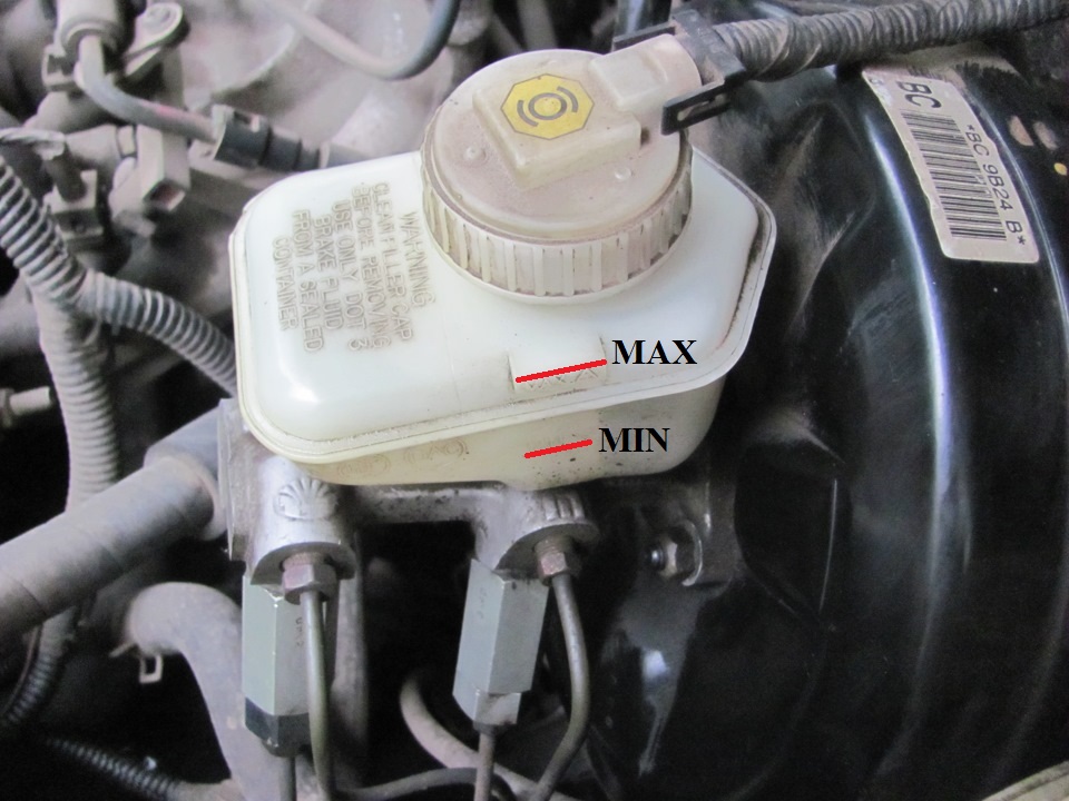 Метки рекомендованного уровня тормозной жидкости в бачке тормозной системы Daewoo Nexia N15