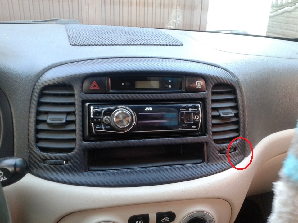 Расположение панели магнитолы на автомобиле Hyundai Accent MC