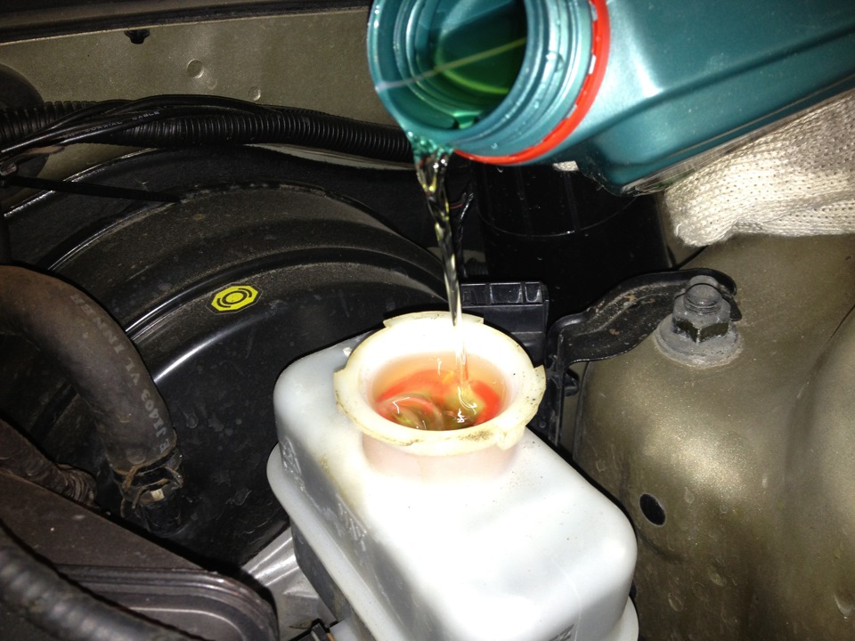 Залить тормозную жидкость на автомобиле Hyundai Accent MC