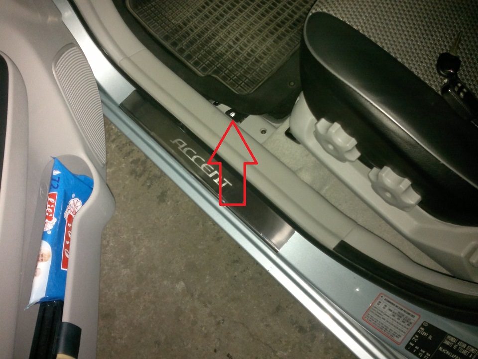 Расположение рычага открывания топливного бака на автомобиле Hyundai Accent MC