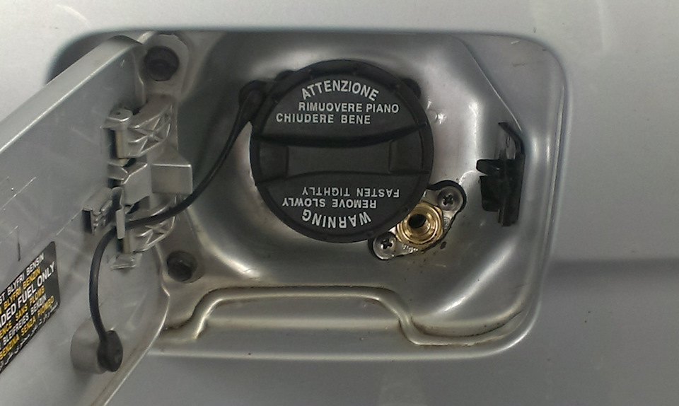 Открыть крышку топливного бака на автомобиле Hyundai Accent MC
