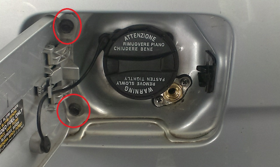 Расположение крепления болтов крышки топливного бака на автомобиле Hyundai Accent MC