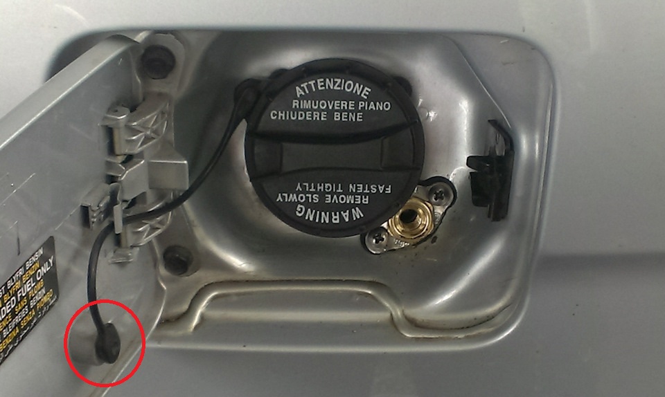 Держатель крышки топливного бака на автомобиле Hyundai Accent MC