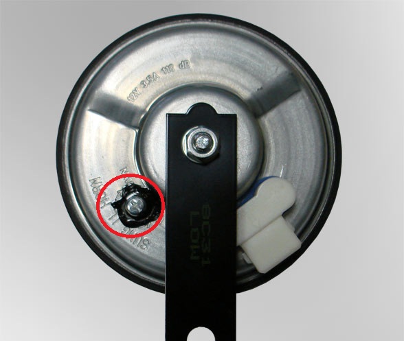 Расположение винта регулировки звукового сигнала на автомобиле Hyundai Accent MC