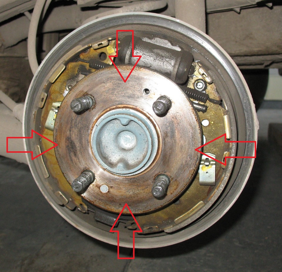 Очистить ступицу заднего колесо на автомобиле Hyundai Accent MC