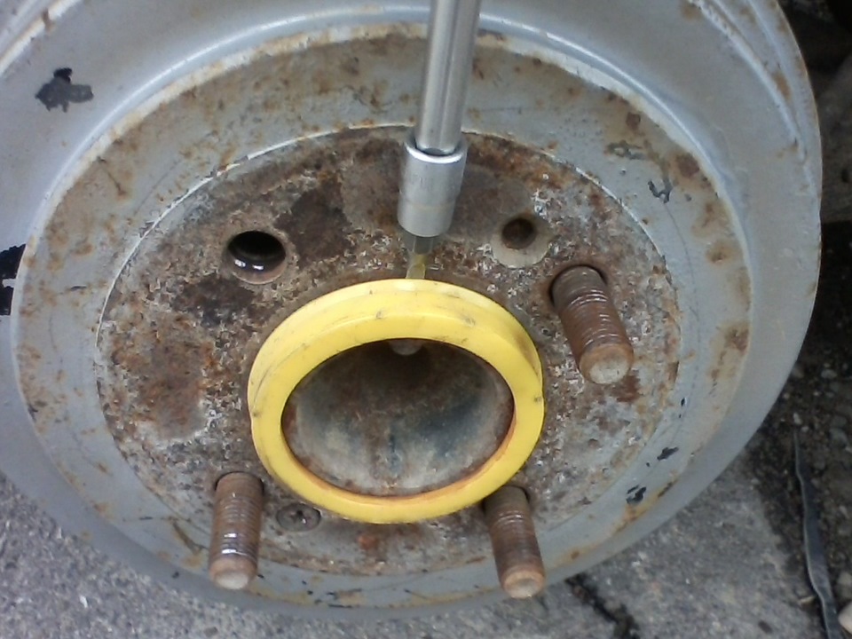 Снять центровочное кольцо тормозного барабана на автомобиле Hyundai Accent MC