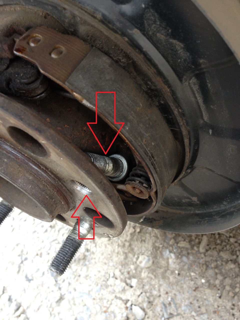 Вытащить сломанную шпильку ступицы заднего колеса на автомобиле Hyundai Accent MC