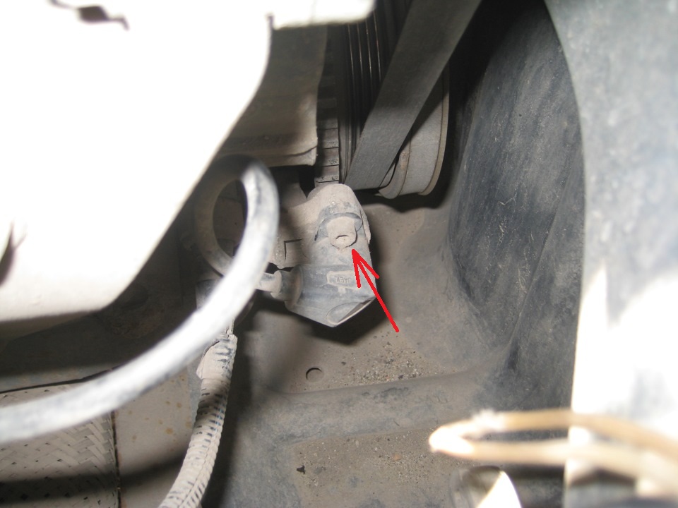 Размещение винта крепления датчика положения коленчатого вала к корпусу масляного насоса двигателя A15SMS Daewoo Nexia N150