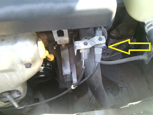 Размещение соединения колодки жгута проводов системы управления двигателем с колодкой проводов датчика положения коленчатого вала двигателя F16D3 Daewoo Nexia N150