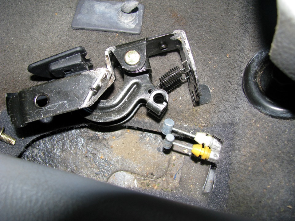Снять рычаг открывания багажника и бензобака на автомобиле Hyundai Accent MC