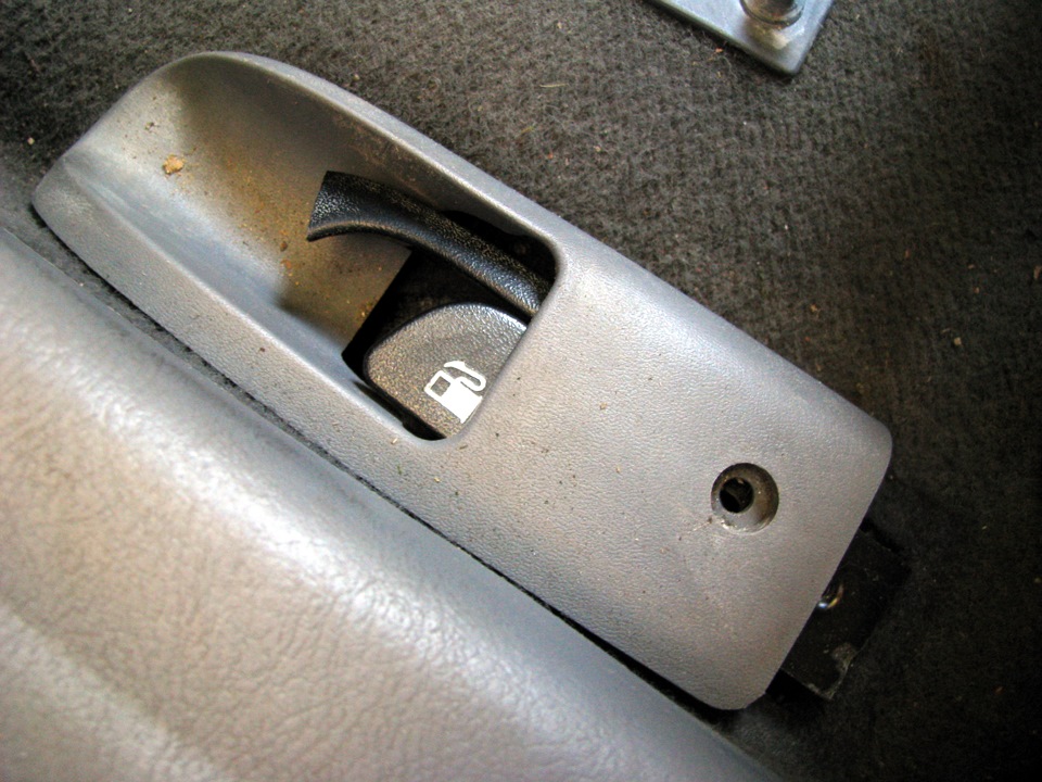 Снять корпус рычагов открывания багажника и бензобака на автомобиле Hyundai Accent MC
