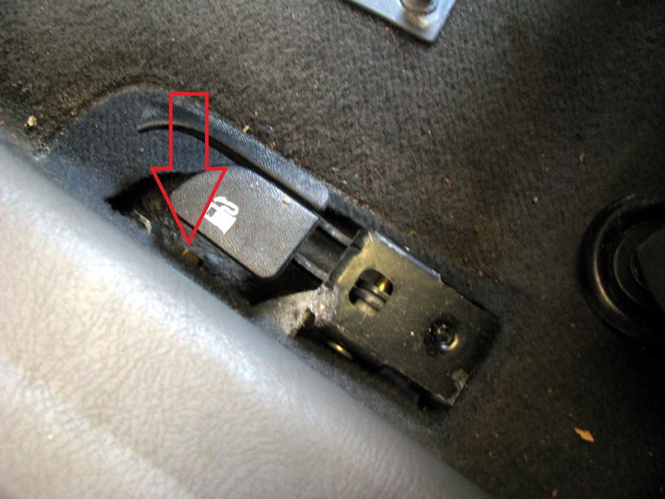 Расположение болта крепления рычагов открывания багажника и бензобака на автомобиле Hyundai Accent MC