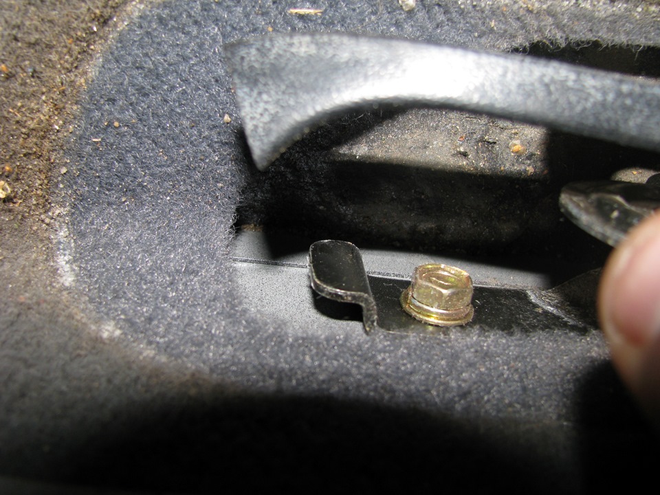 Открутить болт крепления рычагов открывания капота и бензобака на автомобиле Hyundai Accent MC