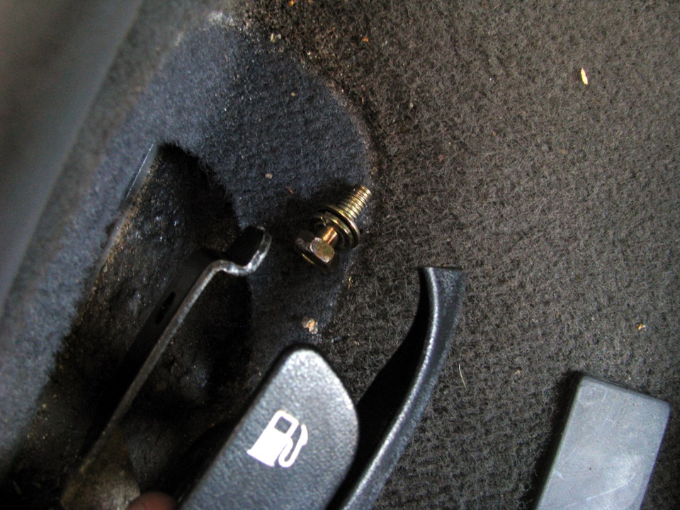 Болт крепления рычагов открывания багажника и бензобака на автомобиле Hyundai Accent MC