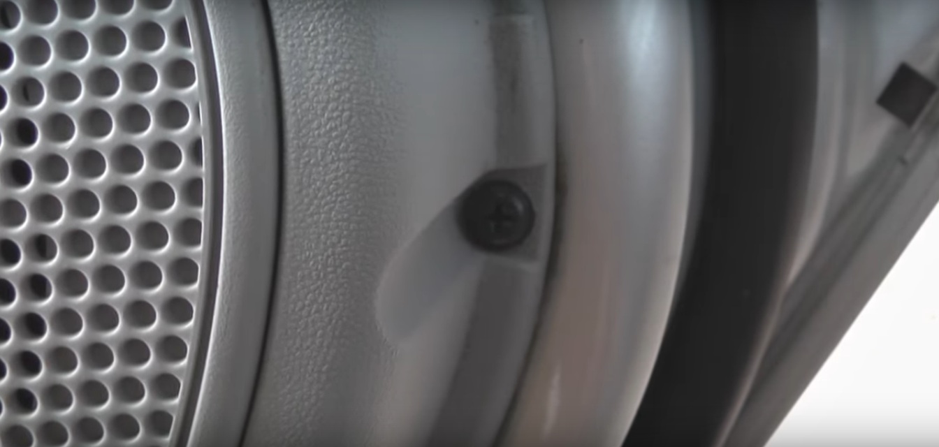 Открутить саморез крепления обивки передней двери под динамиком на автомобиле Hyundai Accent MC