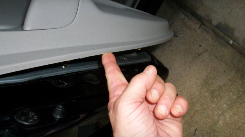 Отсоединить обивку передней двери на автомобиле Hyundai Accent MC