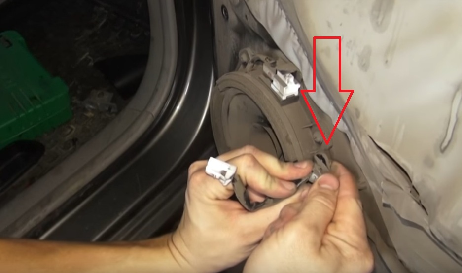 Извлечь колодку проводов динамика из разъема двери на автомобиле Hyundai Accent MC