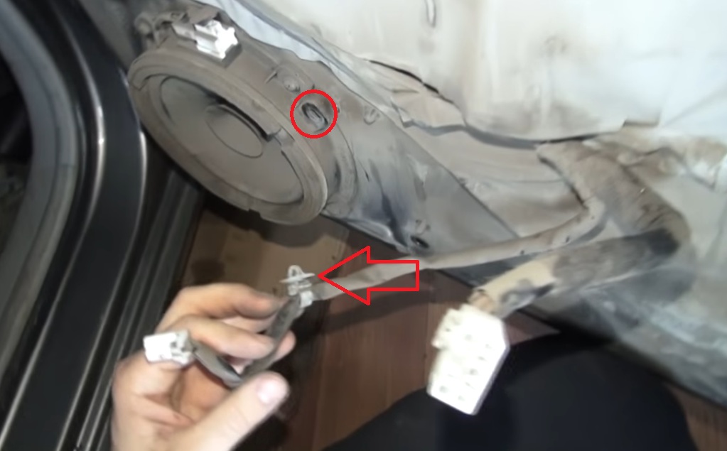 Извлечь колодку проводов динамика из разъема двери на автомобиле Hyundai Accent MC
