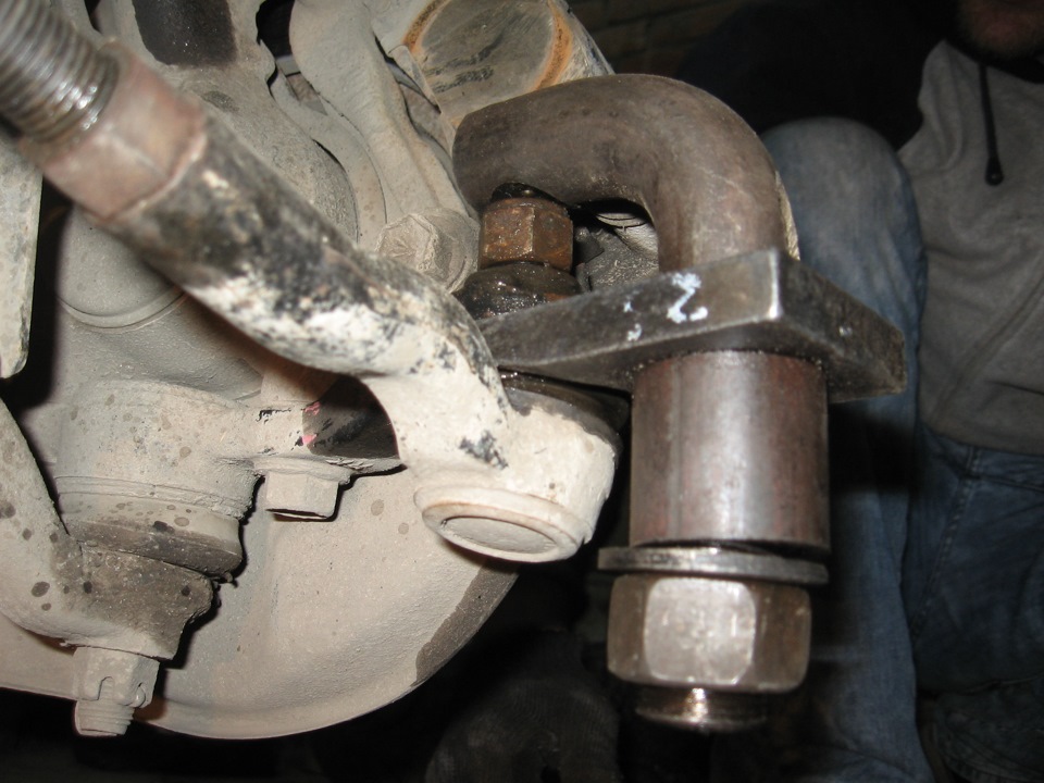 Выпрессовка наконечника рулевой тяги из рычага поворотного кулака Chevrolet Cruze J300